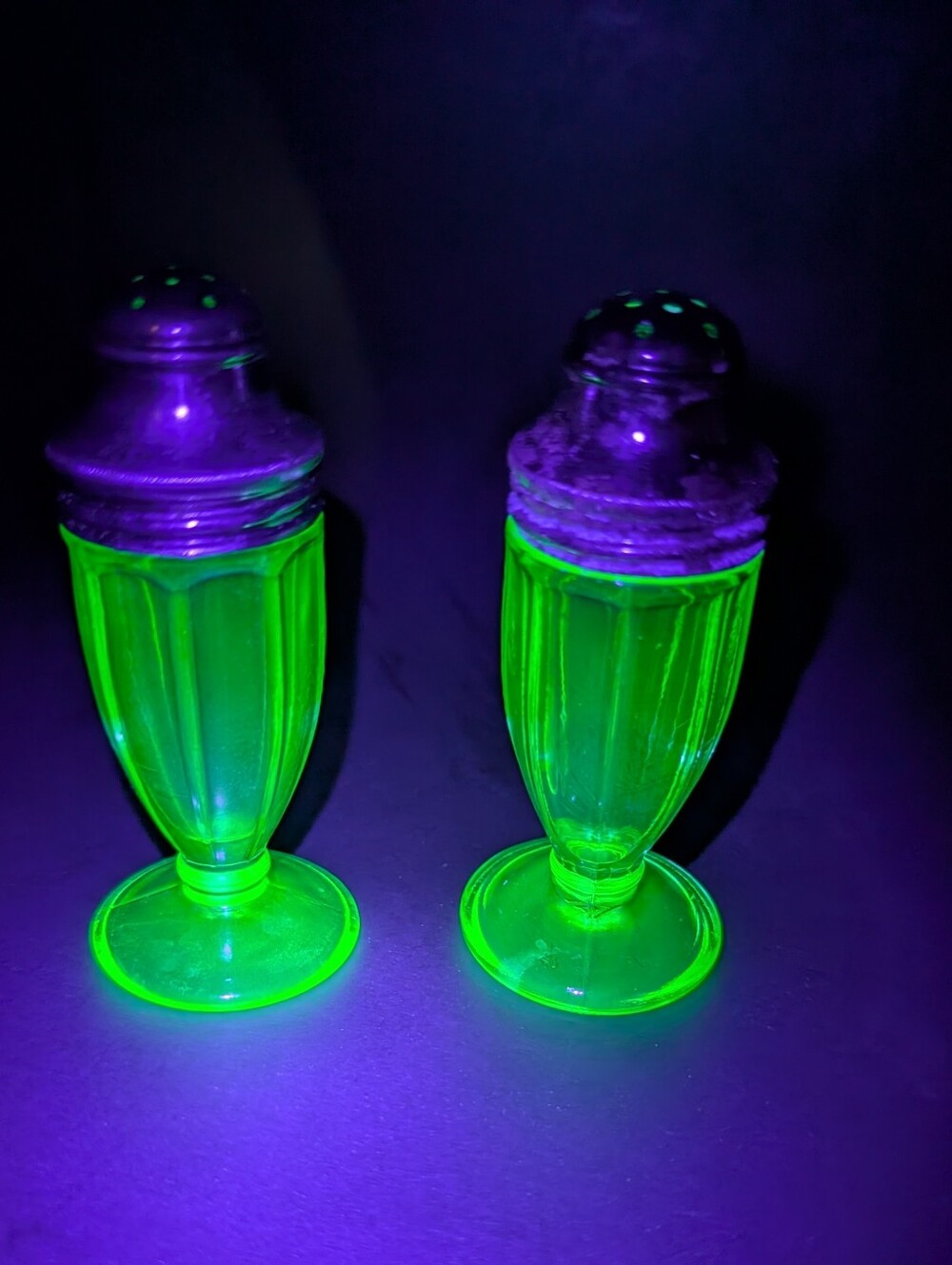 Vtg Uranium Hazel Atlas Glass Green Ribbon Salt & Pepper Shaker Set With Lids